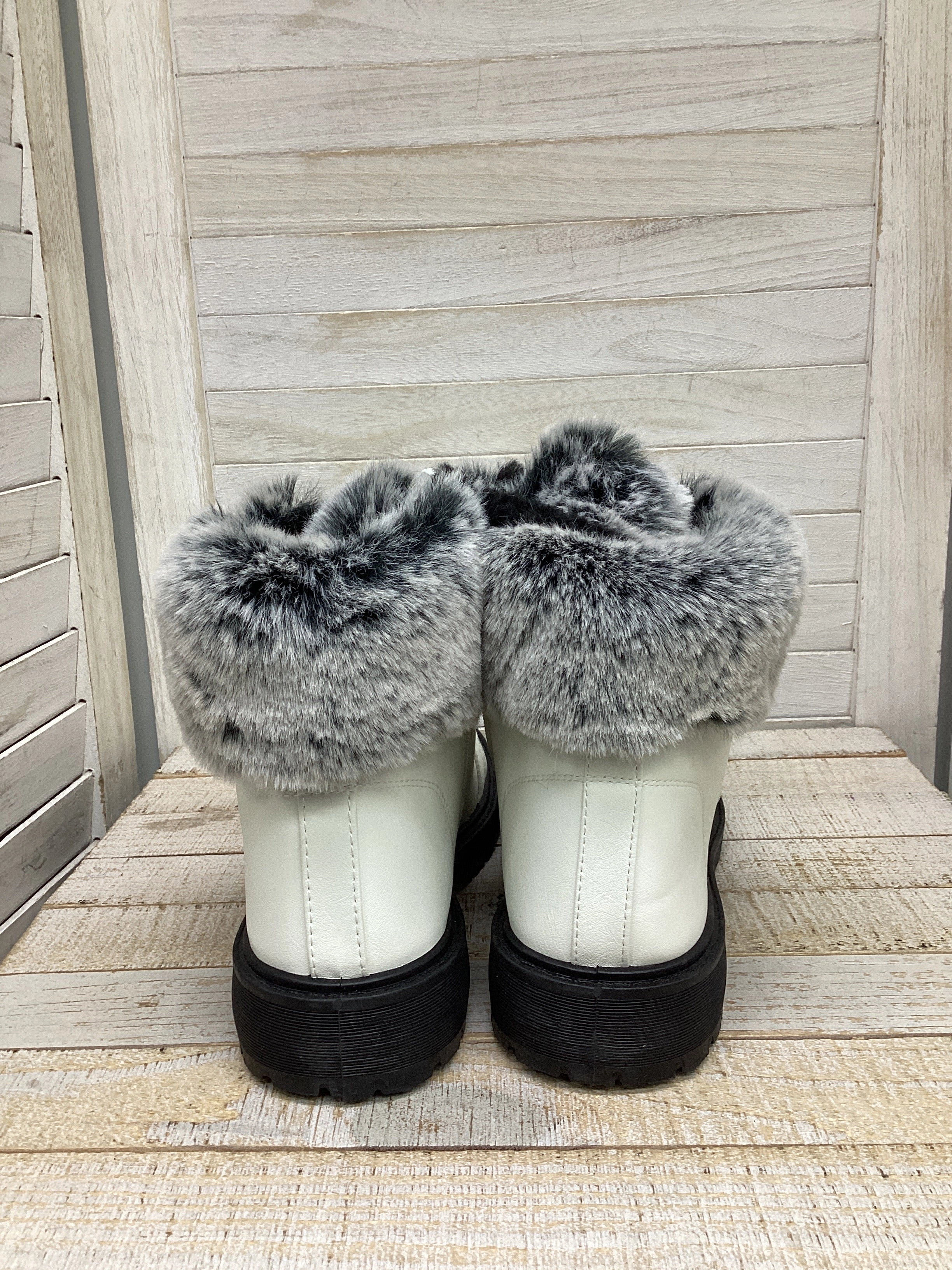 Boots Ankle Flats By Clothes Mentor In White, Size: 9