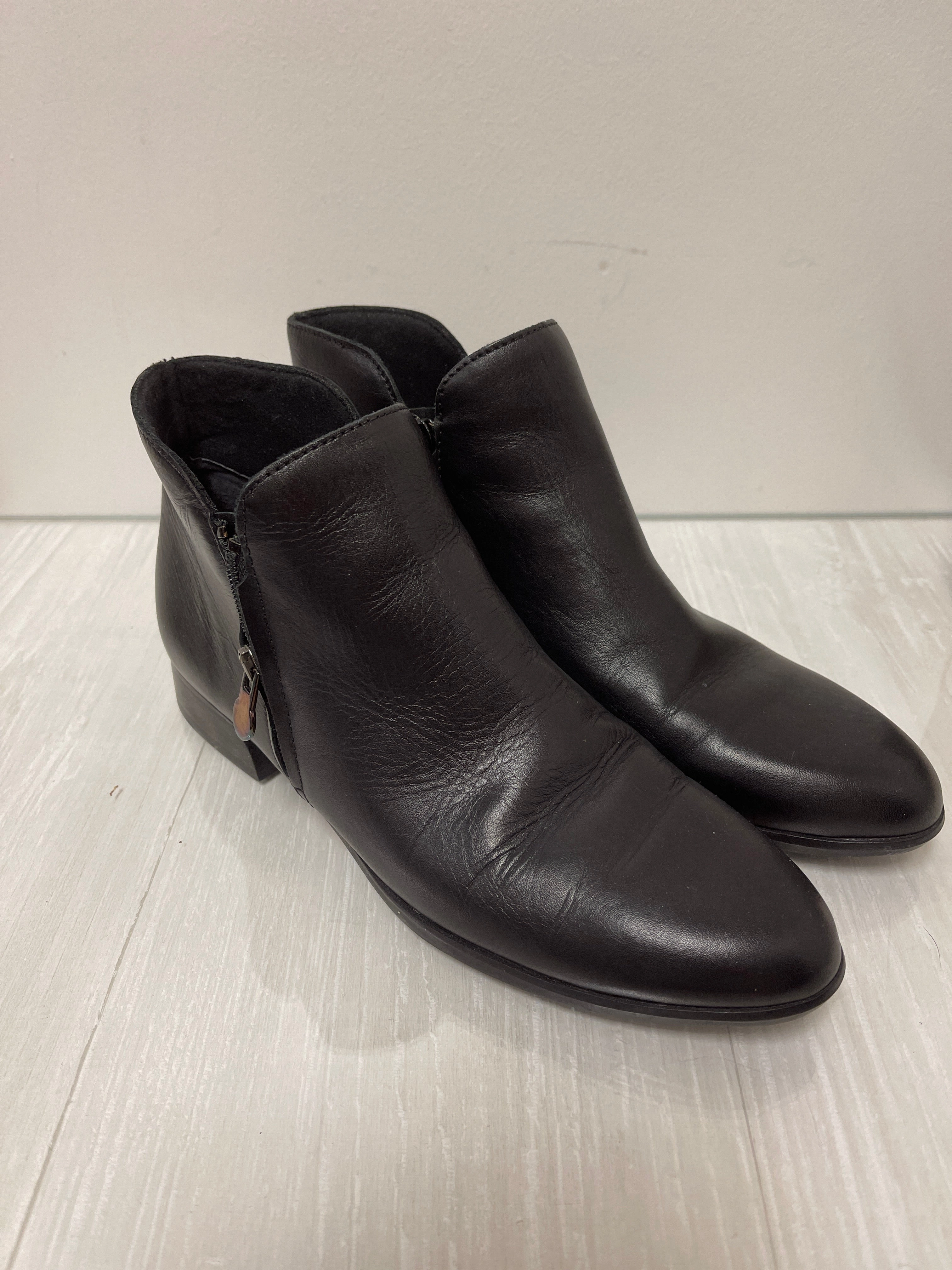 Boots Ankle Flats By Munro In Black, Size: 8