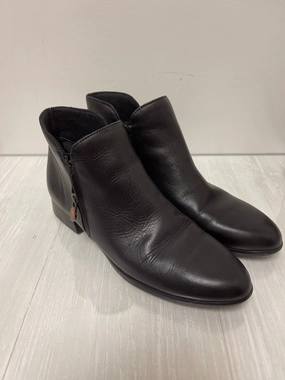 Boots Ankle Flats By Munro In Black, Size: 8
