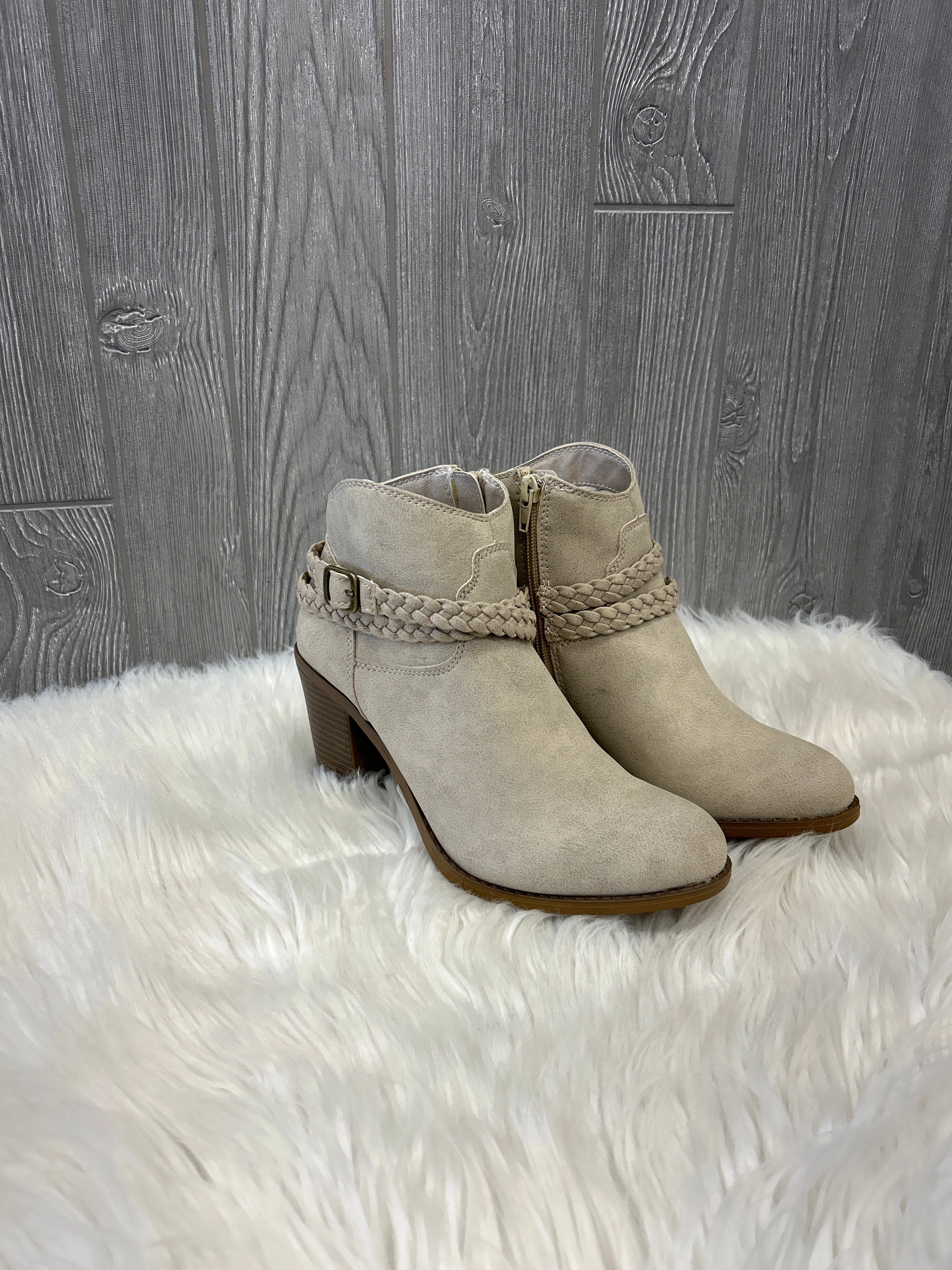 Boots Ankle Heels By Clothes Mentor In Tan, Size: 8.5