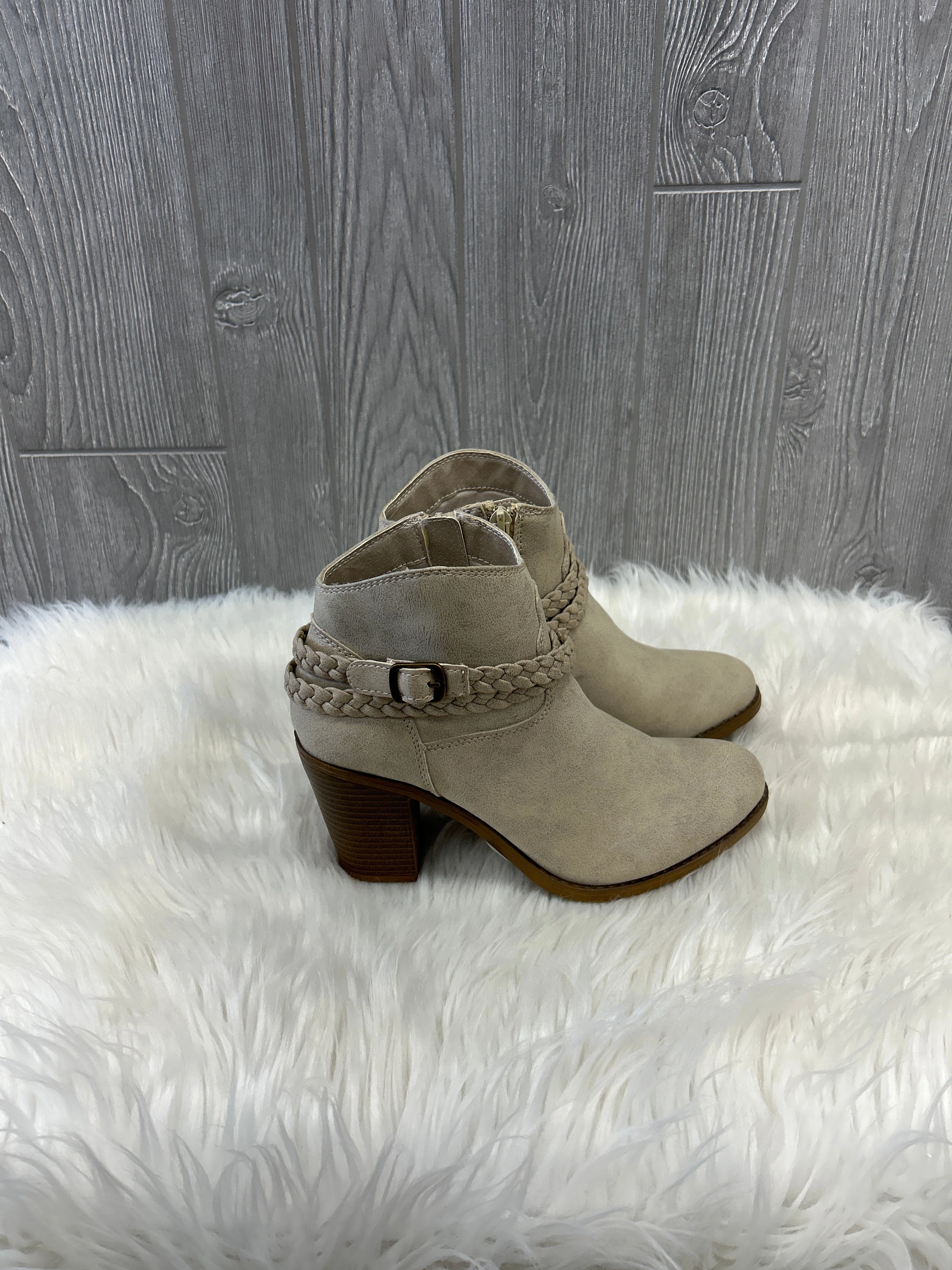 Boots Ankle Heels By Clothes Mentor In Tan, Size: 8.5