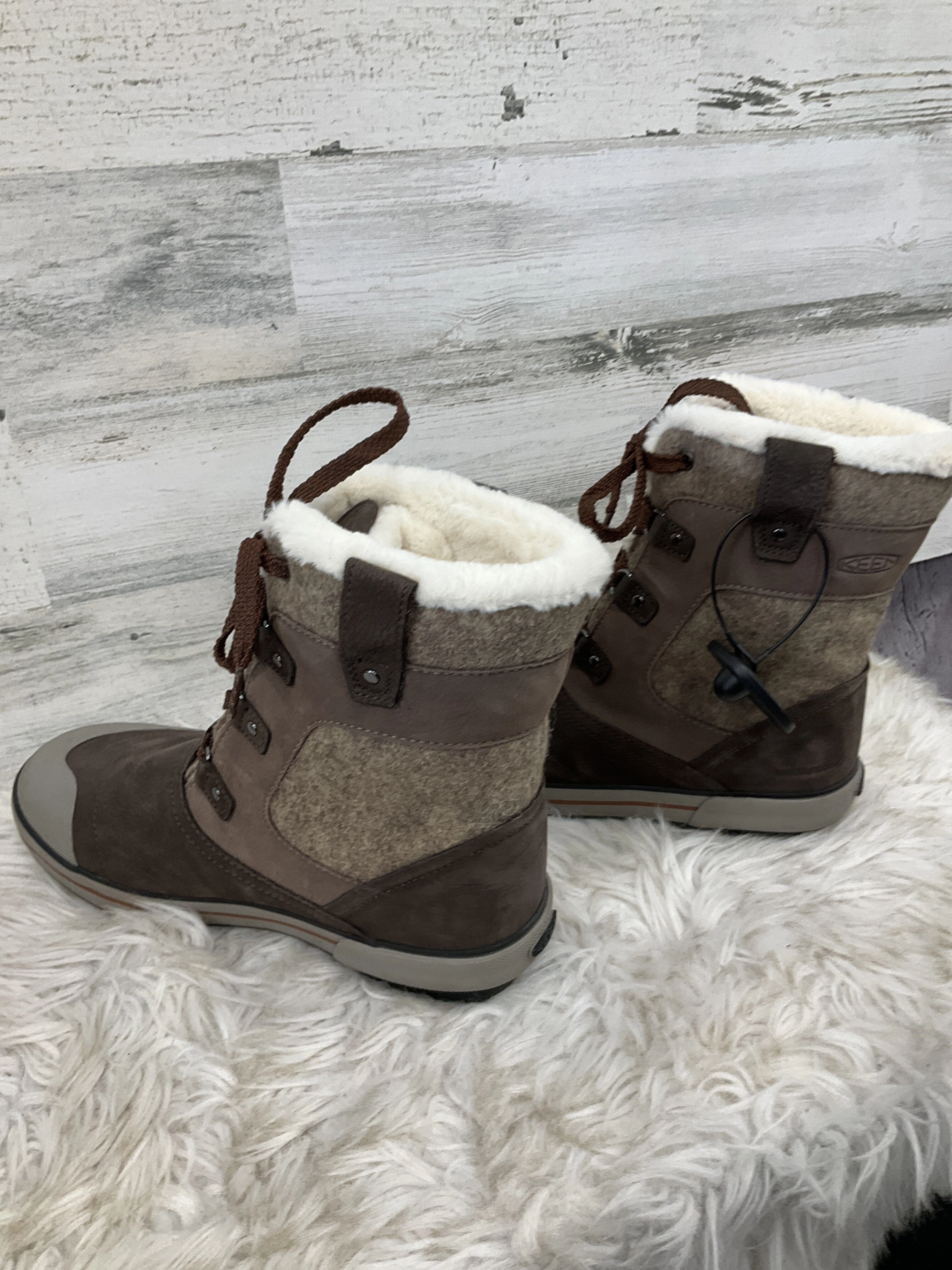 Boots Snow By Keen  Size: 8