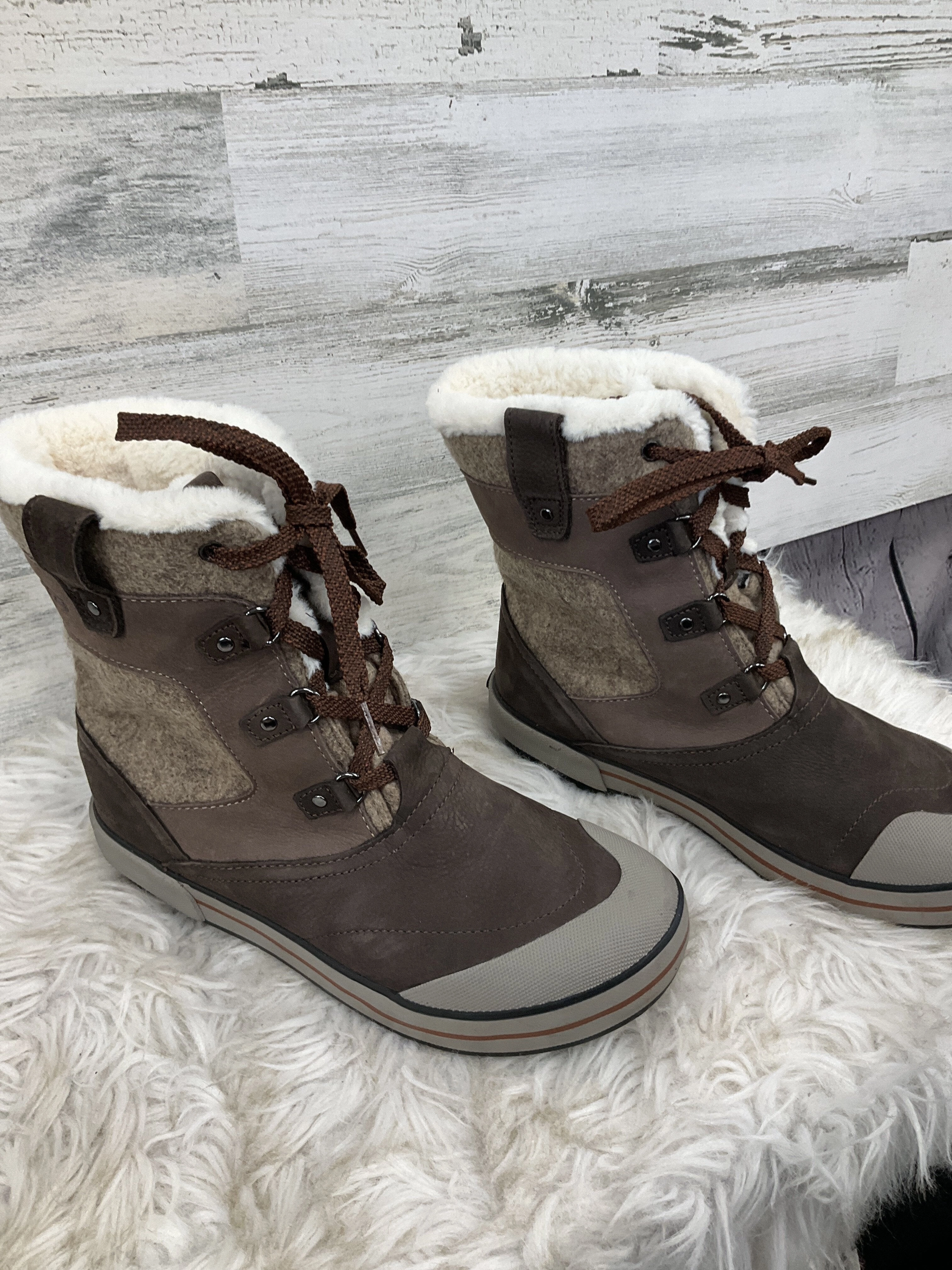 Boots Snow By Keen  Size: 8