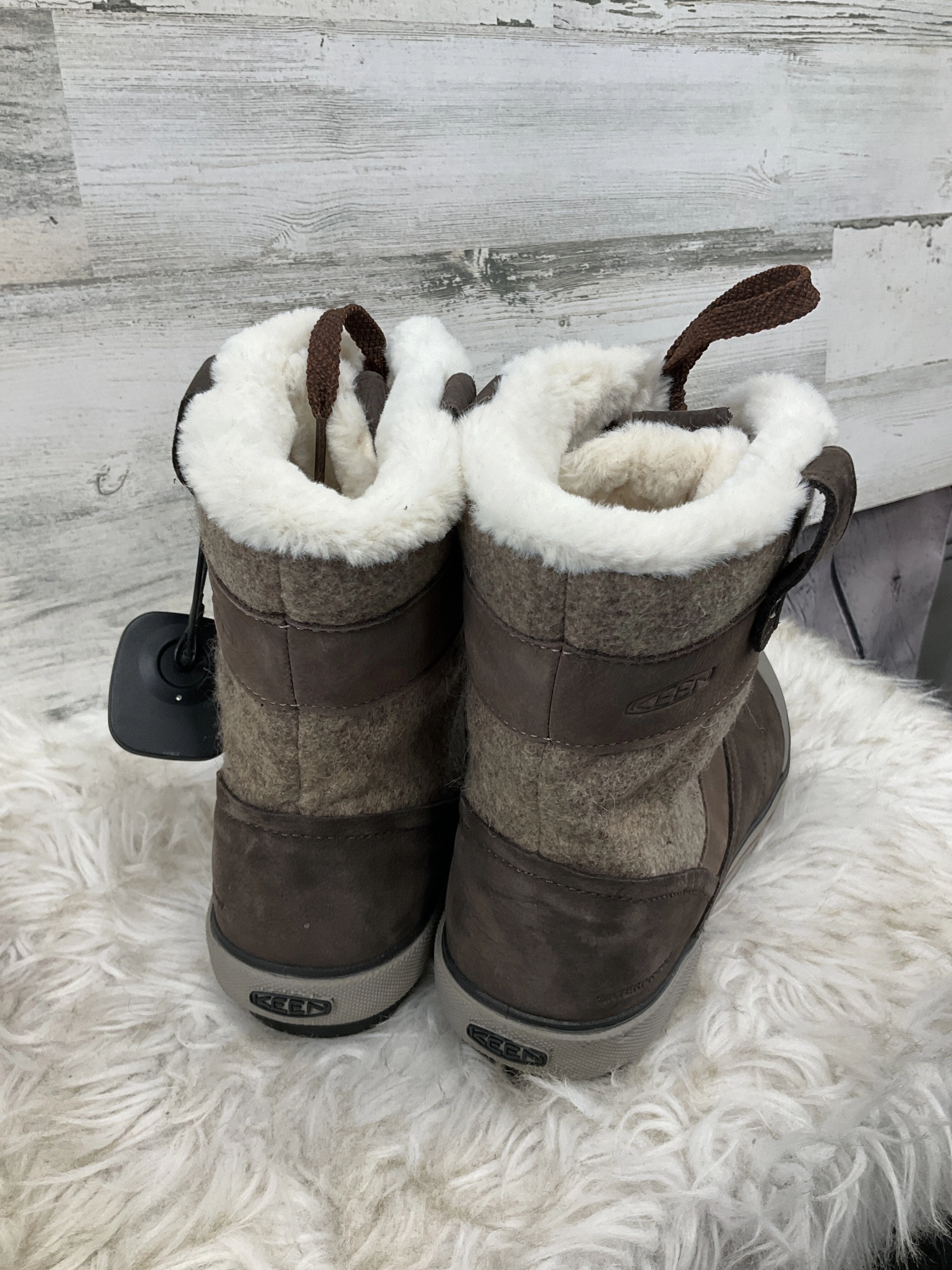 Boots Snow By Keen  Size: 8
