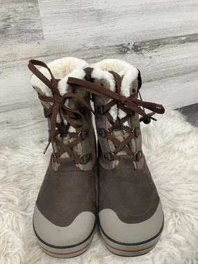 Boots Snow By Keen  Size: 8