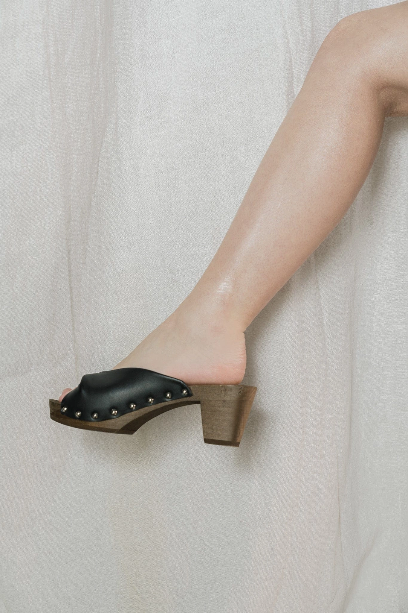 Grape Leather Vegan Clogs | Black