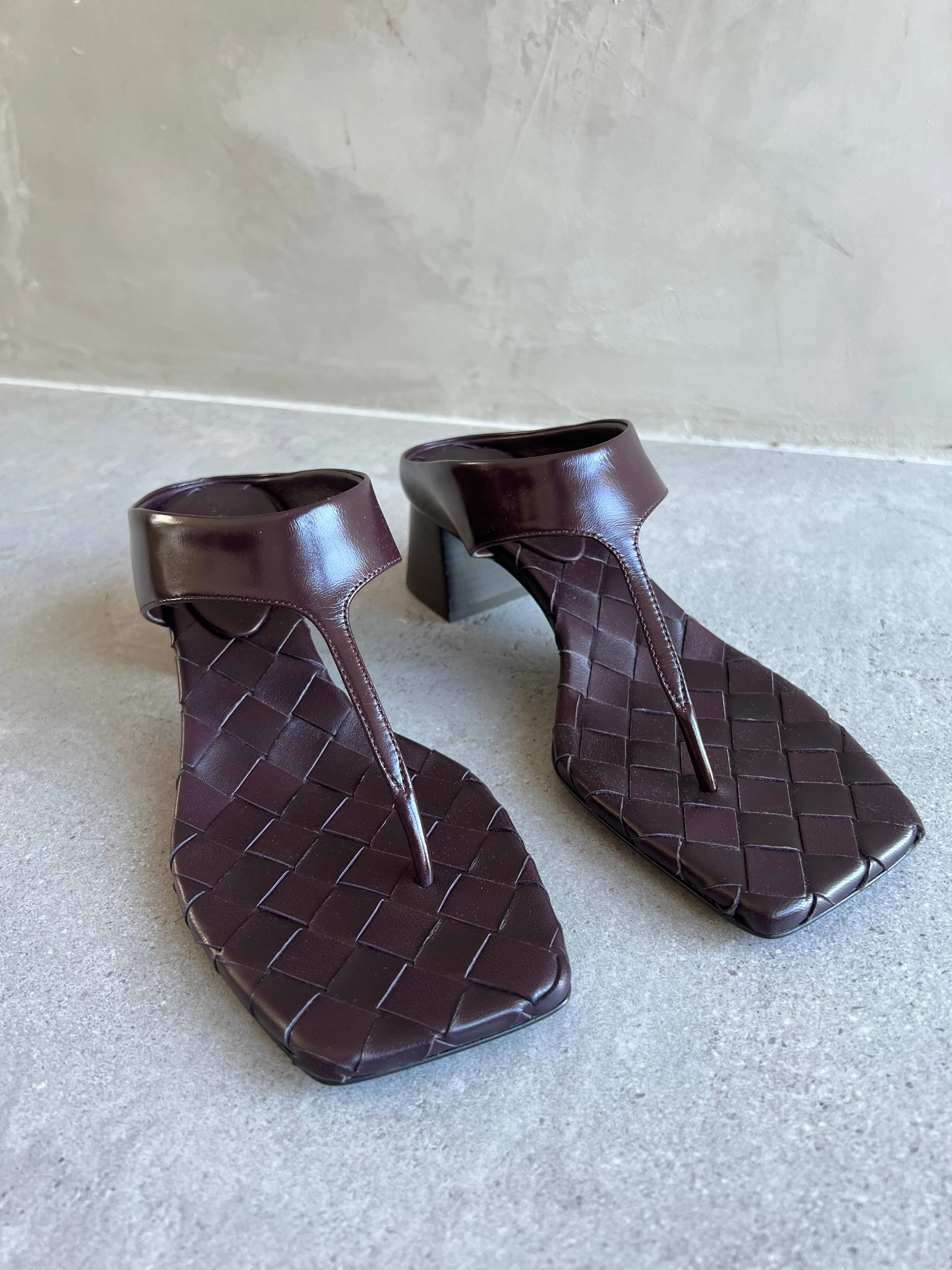 Mirella Thong Sandal 45, Dark Barolo