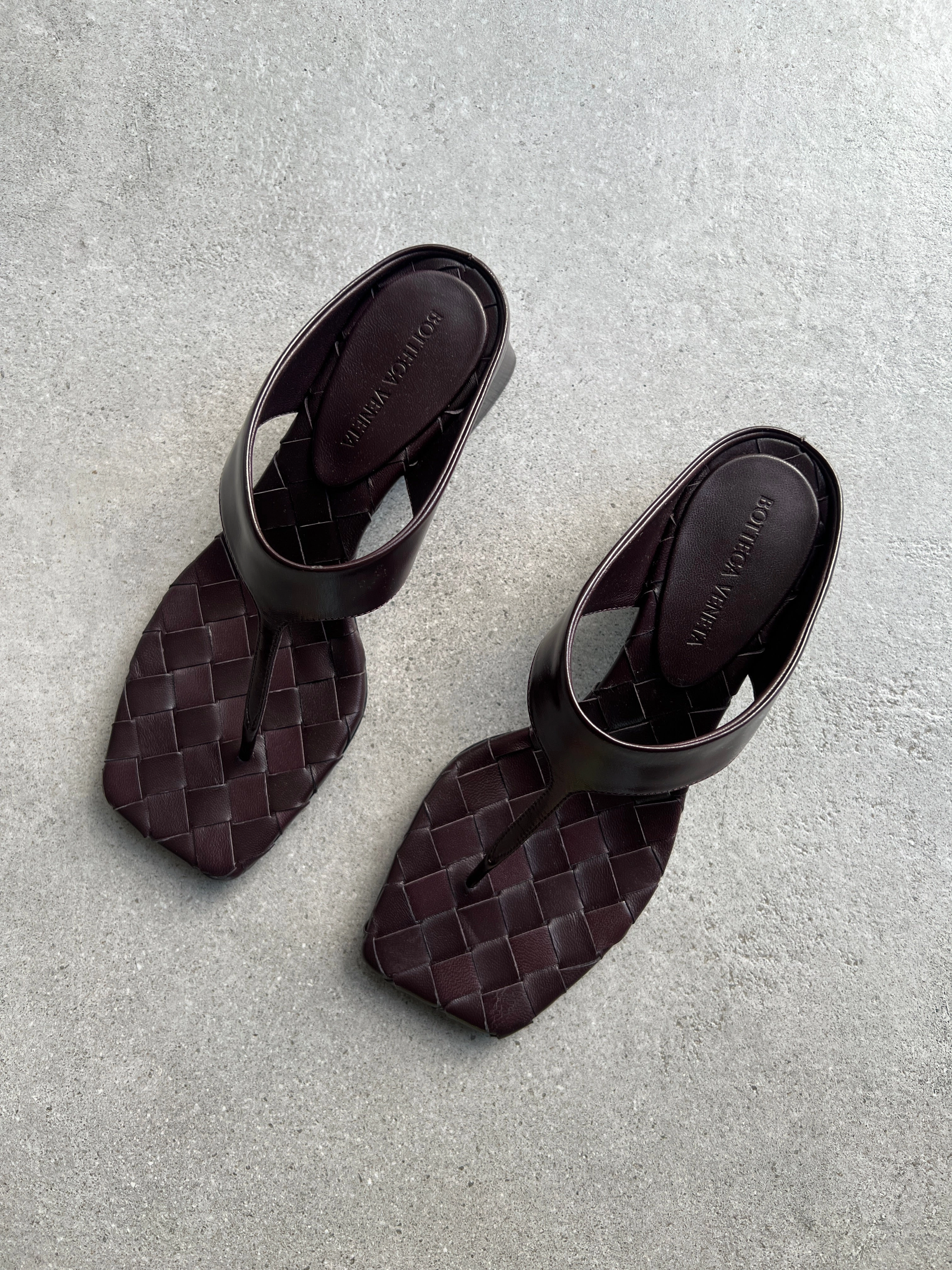 Mirella Thong Sandal 45, Dark Barolo